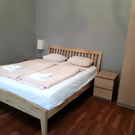 Market Square Apartment *