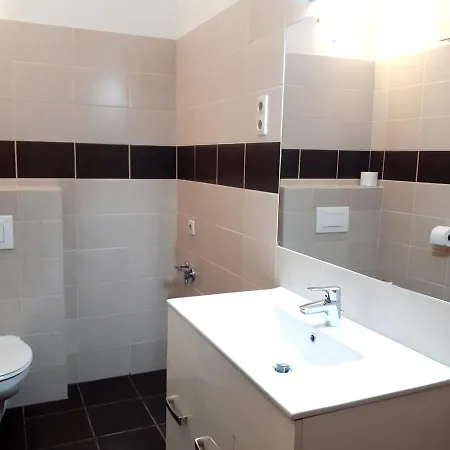Market Square Apartment *